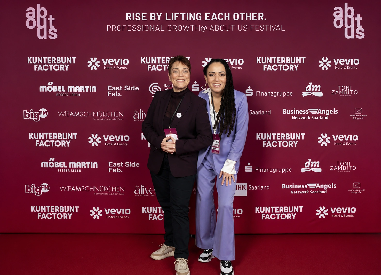 Claudia Jung und Dr. Lisa Johnson beim About Us Festival