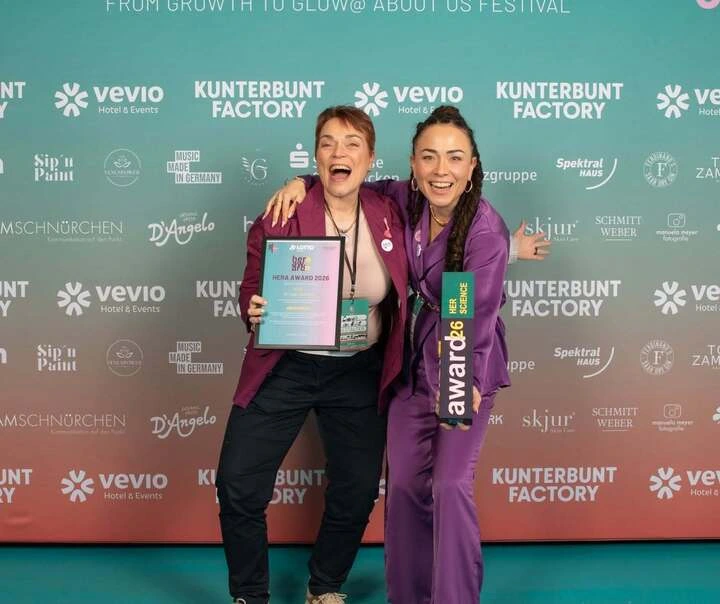 Claudia Jung und Dr. Lisa Johnson mit der HERA Award Urkunde