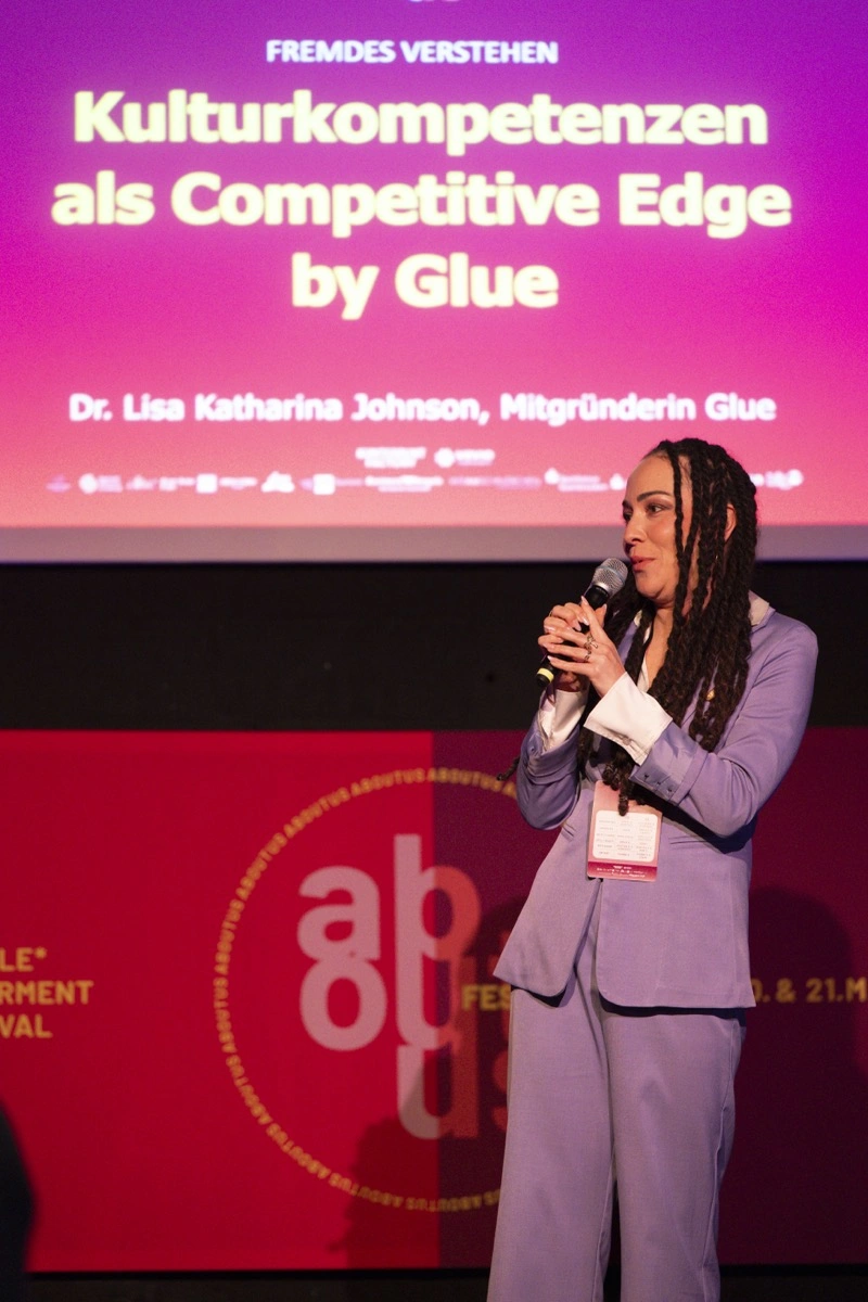 Dr. Lisa Johnson auf der Bühne beim About Us Festival
